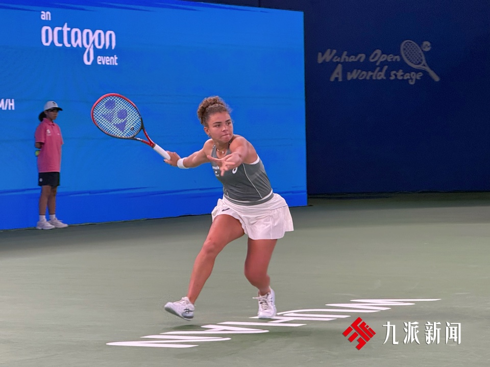 加冕, 己的发球局, 并成功拿下 加冕, 己的发球局, 并成功拿下